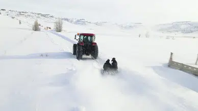 Sivas’ta Kar Eğlenceye Dönüştü: Traktör Lastiğiyle Köy Sokaklarında Kaydı