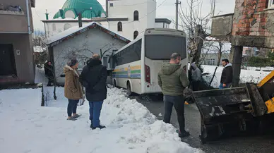 Halk Otobüsü Rampa Aşağı Kaydı, Eve Çarparak Durdu