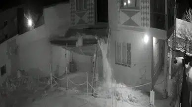 Gemerek’te Karların Ağırlığına Dayanamayan Çatı Böyle Çöktü