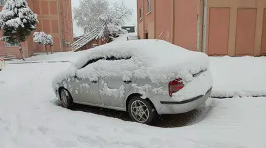 Sivas’ta kar esareti: Araçlar bulunduğu yerden zorla çıkarıldı