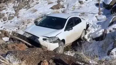Buzlanan yolda dehşet! Otomobil köprüden dereye uçtu