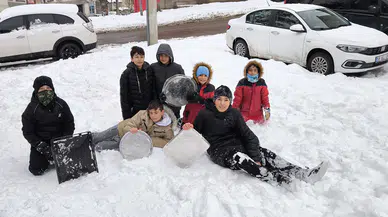Sivas'ta Karne Sevinci: Öğrenciler Tepsiyle Karın Keyfini Çıkardı!