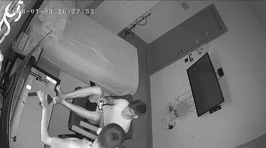 Deprem Anı Kamerada: Biri Kaçtı, Diğeri Oyuna Daldı!