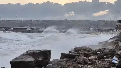 Silivri Sahilinde Lodos Alarmı: Dalgalar Tehlikeli Boyutlara Ulaştı