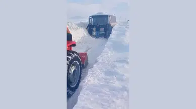 Karda Mahsur Kalan Midibüs Köy Muhtarının Desteğiyle Kurtarıldı!