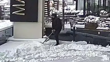 Sivas’ta Yoğun Kar Hayatı Durdurdu: Esnaf Kürek Salladı, Vatandaşlar Zor Anlar Yaşadı