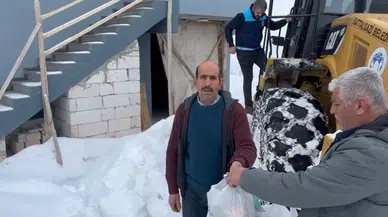 21 Kilometrelik Kar Engeli Aşıldı: İlaçlar Hastaya Ulaştırıldı