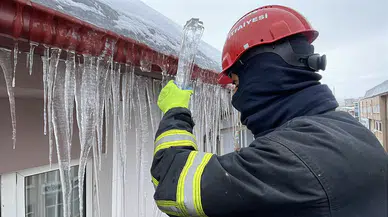 Sivas’ta Sibirya Soğukları: Çatılarda Buz Sarkıtı Alarmı!