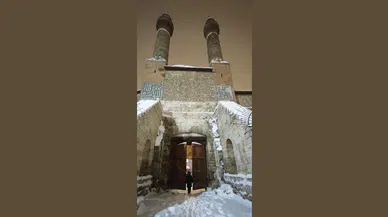 8 Asırlık Tarih Beyaz Gelinliğini Giydi: Sivas’ta Kartpostallık Kar