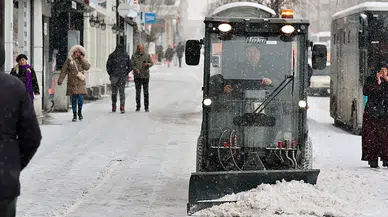 Sivas’ta Kar Mesaisi: Kaldırımlar Yayalar İçin Temizleniyor