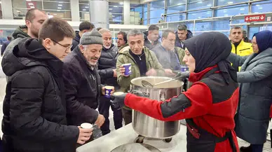 Sivas Otogarı’nda Mahsur Kalan Yolculara Sıcak Çorba İkramı