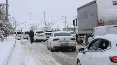 Gürün ve Pınarbaşı Arasında Kar Engeli: Yol Araç Geçişine Kapandı