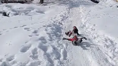 Çocukların Kar Mesaisi: Tepsi ve Bidonlarla Kayak Keyfi