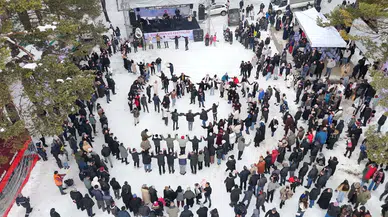 Ekskavatörle Kızak Keyfi: Sivas'ta Unutulmaz Kış Festivali