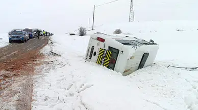 Sivas'ta Öğrenci Servisi Devrildi: Sürücü ve 13 Öğrenci Yaralandı