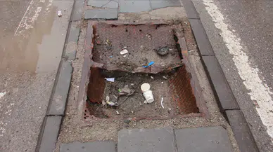 Sivas Atatürk Caddesi’nde Kırık Demir Kapak Tehlike Saçıyor