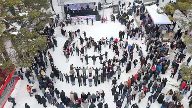 Ekskavatörle Kızak Keyfi: Sivas'ta Unutulmaz Kış Festivali