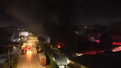 Gece saatlerinde korkutan yangın! Depo alevlere teslim oldu