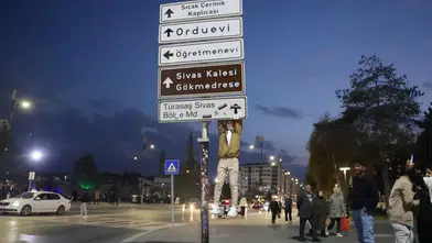 Tabelaya Asılmak Tartışma Yarattı: Sivas’ta Gençler İkiye Bölündü