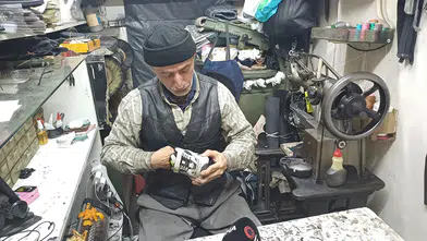 Eski Ayakkabıları Tamir Edip Yoksullara Umut Oluyor!