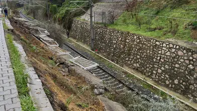 Balıkesir’de yoğun yağış duvarı yıktı! ekipler alarma geçti
