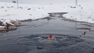 Kar Yağarken 13 Derece Tuzlu Suda Yüzdü: Görenler Şaşkına Döndü