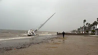 Kuvvetli fırtına Marmaris’i felç etti! Yelkenliler karaya oturdu