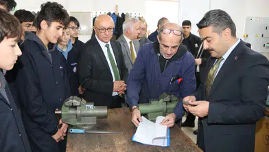 Mesleki eğitime yakın takip: Atölyeleri gezdi