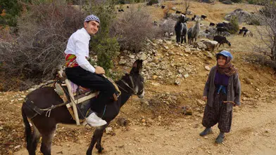 Geleneği, Manilerle Yaşatıyor