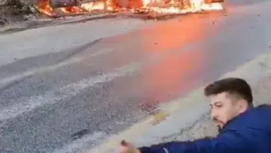 Çarpışma sonrası alevler yükseldi! Araçlar hurdaya döndü