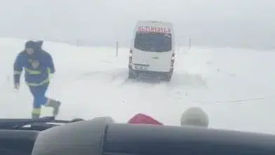 Sivas'ta Kar Esareti: Altınyayla Yolunda Tırlar Makas Attı!