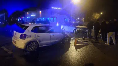 Kontrolden Çıkan Araçlar Refüje Savruldu: 2 Kişi Hastaneye Kaldırıldı