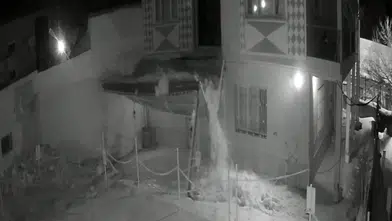 Gemerek’te Karların Ağırlığına Dayanamayan Çatı Böyle Çöktü