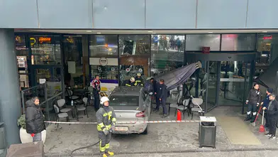 Kontrolden Çıkan Araç Alışveriş Merkezine Daldı: Bir Kişi Yaralandı