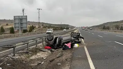 Direksiyon hakimiyetini kaybetti, araç takla attı! 2 yaralı