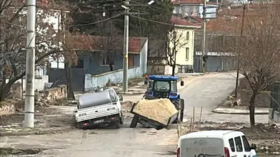 Toprak altında kalan araçlar: Seyitgazi’de yol çöktü