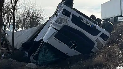 Konya'da feci kaza! Şarampole devrilen araçtan yaralılar çıkarıldı