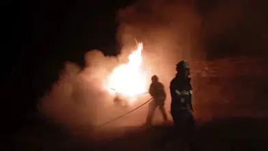 Mardin’de park halindeki araç alev topuna döndü!