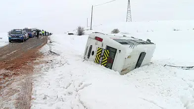 Sivas'ta Öğrenci Servisi Devrildi: Sürücü ve 13 Öğrenci Yaralandı