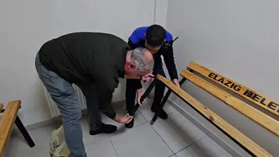 Elazığ'da bir dilencinin para saklama yöntemi şaşkına çevirdi! Cami önünde yakayı ele verdi