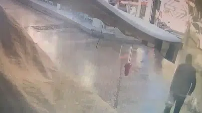 Alışveriş yaptı, karşıya geçerken otomobilin altında kaldı!