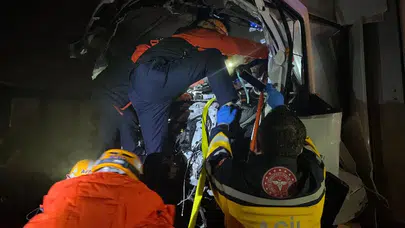 Sivas-Kayseri yolunda feci kaza! Kamyon devrildi, otobüs çarptı 8 kişi yaralandı