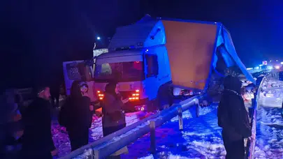 Sarıkamış’ta korku dolu anlar! Buzlanan yolda otobüs kamyona ok gibi saplandı