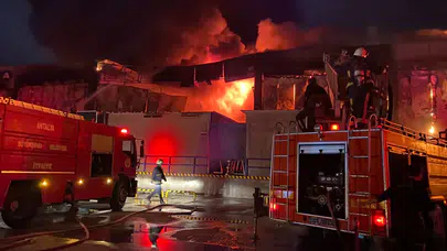 Antalya’da gece yarısı korku! Dev market deposu alevlere teslim