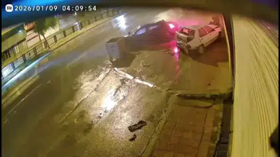 Adana’da yağmur kabusa döndü! Kontrolden çıkan otomobil 4 araca çarptı