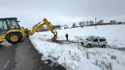 Kars’ta buzlanma kazaya neden oldu! Araç şarampole uçtu