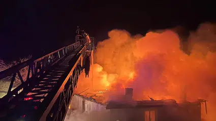 Sarayköy'de alevler geceyi aydınlattı! İş yeri küle döndü