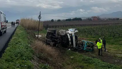 Kontrol kaybedildi: Çekiciye bağlı kamyon şarampole yuvarlandı