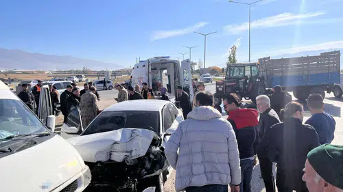 Erzincan'da Askeri Araç, Traktör, Otomobil Kazası: 2 Yaralı