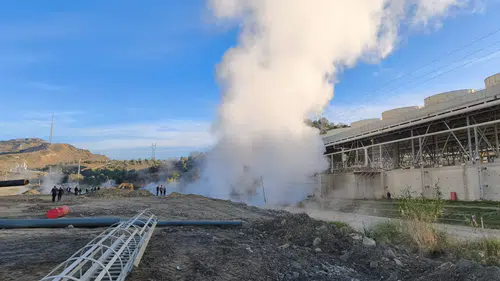 Germencik’te jeotermal patlama! Yol göle döndü
